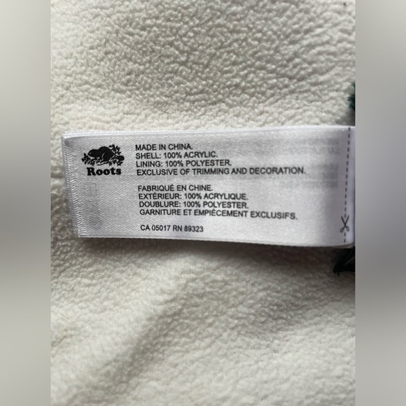 Roots Canada Kids Winter Knit Insulated Hat with PomPom - Picture 6 of 11